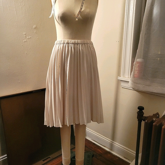 DKNYC Dresses & Skirts - DKNY pleated skirt